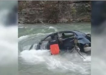 U rrëmbyen nga përroi, momenti kur gjenden trupat e pajetë të babait e djalit [video]!