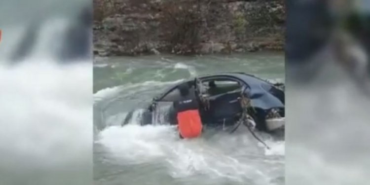 U rrëmbyen nga përroi, momenti kur gjenden trupat e pajetë të babait e djalit [video]!