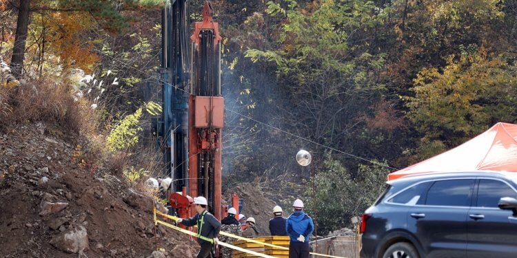Dy minatorë mbijetojnë me kafe të bluar për nëntë ditë sa mbetën të bllokuar!