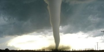 Alarm për tornado, stuhi të fuqishme dhe përmbytje në SHBA