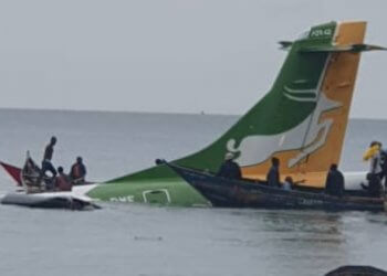 Po fluturonte në kushte të këqija atmosferike, aeroplani rrëzohet në liqen