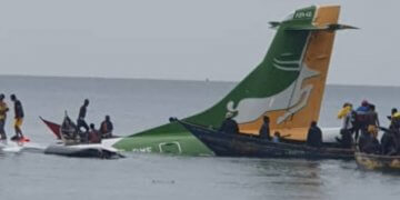 Po fluturonte në kushte të këqija atmosferike, aeroplani rrëzohet në liqen