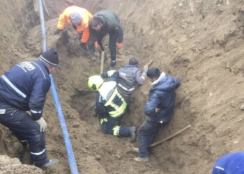 Shembet dheu dhe e zë një person, zjarrfikësit e Kamenicës arrijnë ta nxjerrin të gjallë
