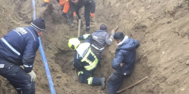 Shembet dheu dhe e zë një person, zjarrfikësit e Kamenicës arrijnë ta nxjerrin të gjallë