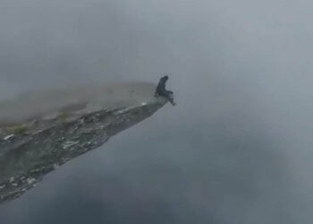 “Këmbanat” e fuqishme të bubullimave në malet e Norvegjisë!