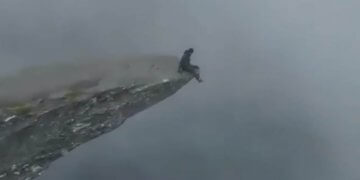 “Këmbanat” e fuqishme të bubullimave në malet e Norvegjisë!