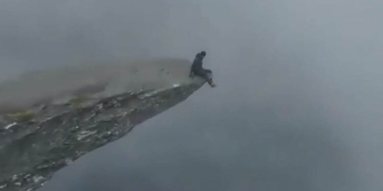 “Këmbanat” e fuqishme të bubullimave në malet e Norvegjisë!