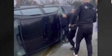 Momente dramatike: Qytetarët e nxjerrin nga vetura e aksidentuar qytetarin në Rakosh të Istogut!