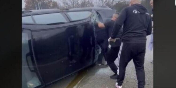 Momente dramatike: Qytetarët e nxjerrin nga vetura e aksidentuar qytetarin në Rakosh të Istogut!