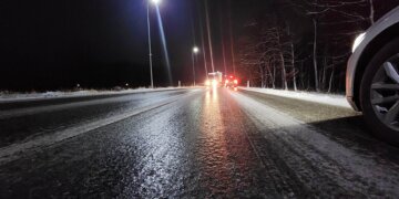 Bllokohen kamionët në rrugën Merdar-Podujevë shkaku i rrugës së ngrirë e të papastruar nga bora!