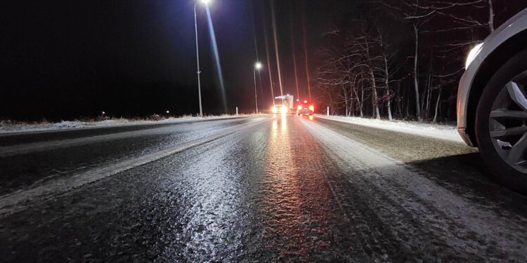 Bllokohen kamionët në rrugën Merdar-Podujevë shkaku i rrugës së ngrirë e të papastruar nga bora!