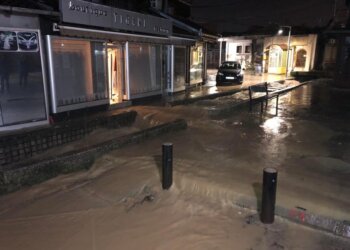 Vërshime në Pejë, rrugët i “merr uji”