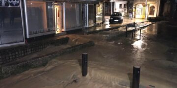 Vërshime në Pejë, rrugët i “merr uji”