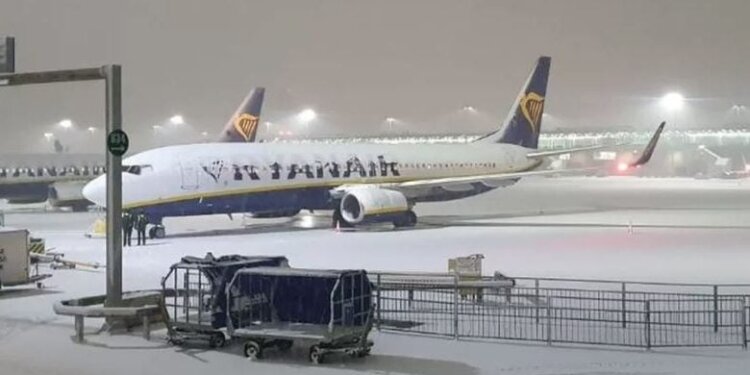 Ky shtet anulon gati të gjitha fluturimet për shkak të borës