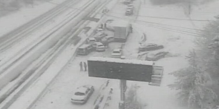 Aksidenti i tmerrshëm mes 50 automjeteve në Amerikë, të paktën 4 të vdekur