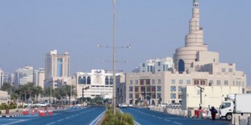 Pse rrugët në Katar janë me ngjyrë të kaltër?