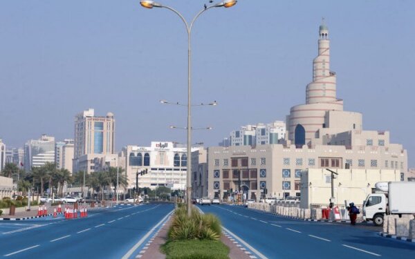 Pse rrugët në Katar janë me ngjyrë të kaltër?