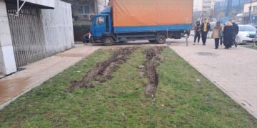 Gjobitet vozitësi i kamionit dhe detyrohet ta pastrojë ambientin që e dëmtoi