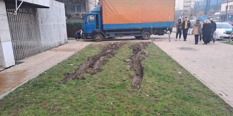 Gjobitet vozitësi i kamionit dhe detyrohet ta pastrojë ambientin që e dëmtoi