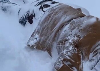 “Cikloni bombë” në SHBA, një burrë gjendet i ngrirë në mes të rrugës