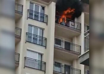 Zjarr në një banesë në Fushë Kosovë, qytetari largohet nga njëri ballkon tek tjetri!