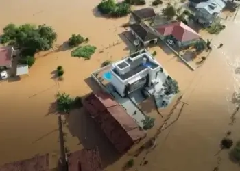 Pamjet me dron tregojnë përmbytjet katastrofike në këtë shtet