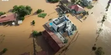 Pamjet me dron tregojnë përmbytjet katastrofike në këtë shtet