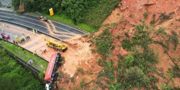 Shembet kodra në autostradë, merr para kamionë dhe makina