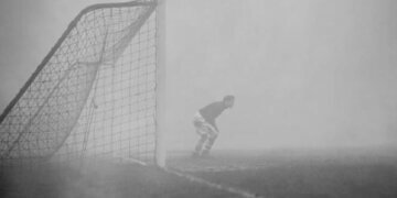 Portieri që mbeti vetëm në mjegull: Loja u ndërpre dhe ai nuk e mori vesh