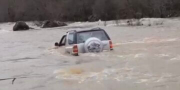 Po ktheheshin nga varrimi, familja me 5 anëtarë rrezikon jetën duke kaluar përroin me makinë