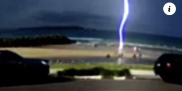 Fëmija goditet nga rrufeja në det, shpëton mrekullisht