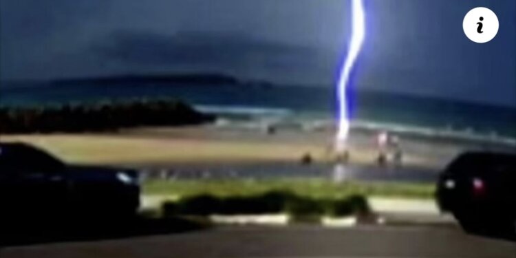 Fëmija goditet nga rrufeja në det, shpëton mrekullisht