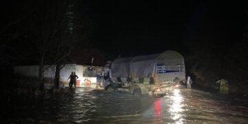 Gjatë gjithë natës pati operacione shpëtimi, pamjet e FSK-së nga përmbytjet në Kosovë