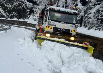 Shqipëria mbërthehet nga moti i ashpër, bllokohen disa akse