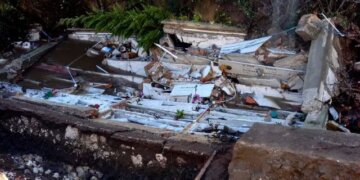 Moti i keq shemb varrezat në Itali, arkivolet notojnë në përrua