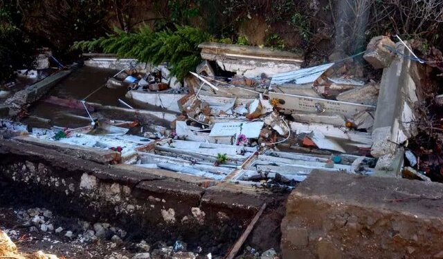 Moti i keq shemb varrezat në Itali, arkivolet notojnë në përrua