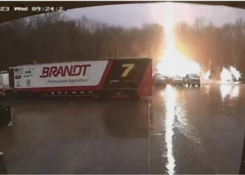 Momenti kur rrufeja e godet dy herë dhe i ndez dritat makinës së parkuar