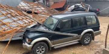 Era e fortë shkul çatinë e pallatit, shpëtojnë mrekullisht disa persona!