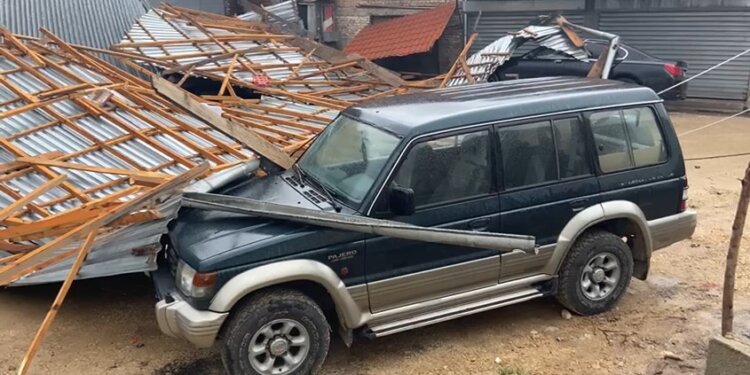 Era e fortë shkul çatinë e pallatit, shpëtojnë mrekullisht disa persona!