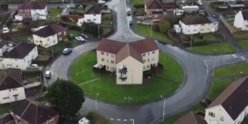 Familja që jeton e tmerruar në “burgun” e rrethrrotullimit