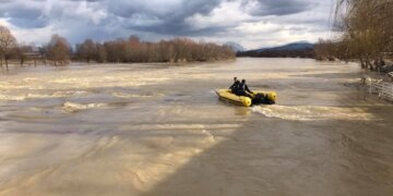 Momenti dramatik kur qytetari vrapon për të shpëtuar gruan që u hodh nga Ura e Fshajt