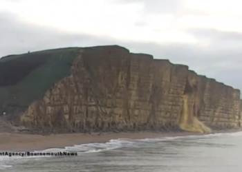 Momenti kur shemben 1000 ton shkëmb në Bregun Jurasik