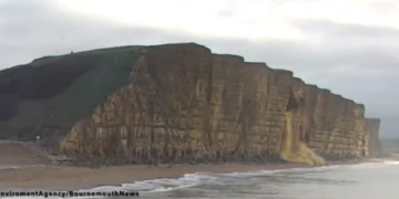 Momenti kur shemben 1000 ton shkëmb në Bregun Jurasik