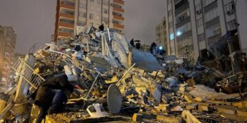 Rëndohet bilanci: Numër tragjik i viktimave nga tërmetet në Turqi dhe Siri, ekipet e shpëtimit në garë me kohën