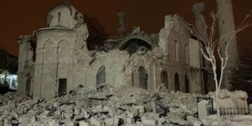 Tërmeti shkatërroi një ndër xhamitë historike në Turqi!
