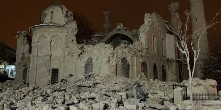 Tërmeti shkatërroi një ndër xhamitë historike në Turqi!
