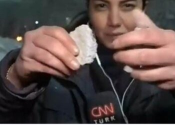 Gazetarja thyen me duar betonin e ndërtesave të rrënuara në Turqi!