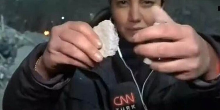 Gazetarja thyen me duar betonin e ndërtesave të rrënuara në Turqi!