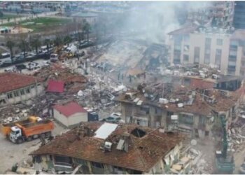 Tërmeti në Turqi: Qindra trupa në parkingun e spitalit, njerëzit tërheqin kufomat e të afërmve