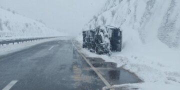 Aksident i rëndë në autostradën në Kroaci: Përmbyset autobusi me targa shqiptare, vdes një person, 7 të plagosur